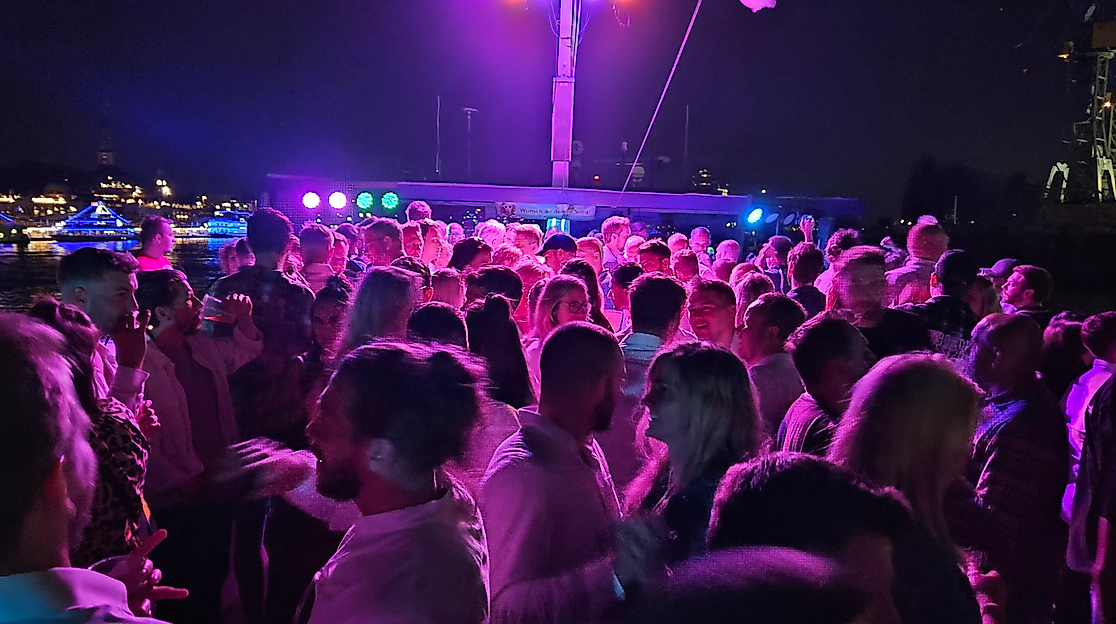 Fahrt im Dunkeln durch den romantisch beleuchteten Hamburger Hafen