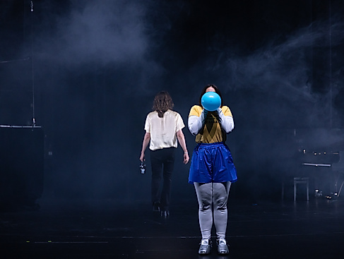 Ausschnitt aus der Performance »My Kingdom for a Joke« von Ariel Efraim Ashbel and Friends.