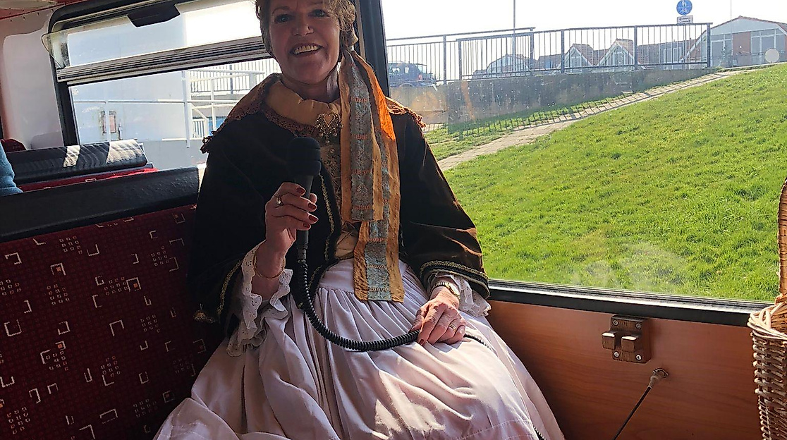 Altländer Blütentour mit Gästeführer/in in Tracht