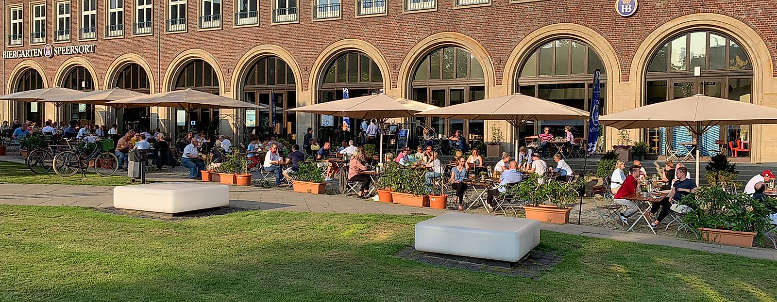 hofbraeu-wirtshaus-am-speersort_aussenterrasse_c-2020_hofbraeu-wirtshaus