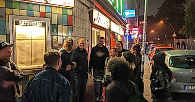 vor-unserem-kneipenstopp-im-silbersack-c-st-pauli-office