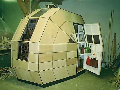 Geometrisches Mini-Holzhaus in Werkstatt