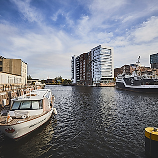 Blick über den Lotsekanal in Harburg mit Booten, Promenade und moderner Architektur