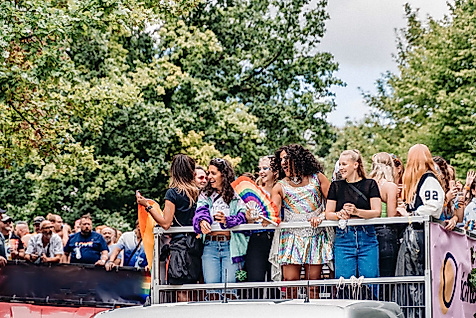 Menschen feiern auf einem CSD-Wagen in Hamburg – queere Sichtbarkeit, Vielfalt und Gemeinschaft bei der Pride