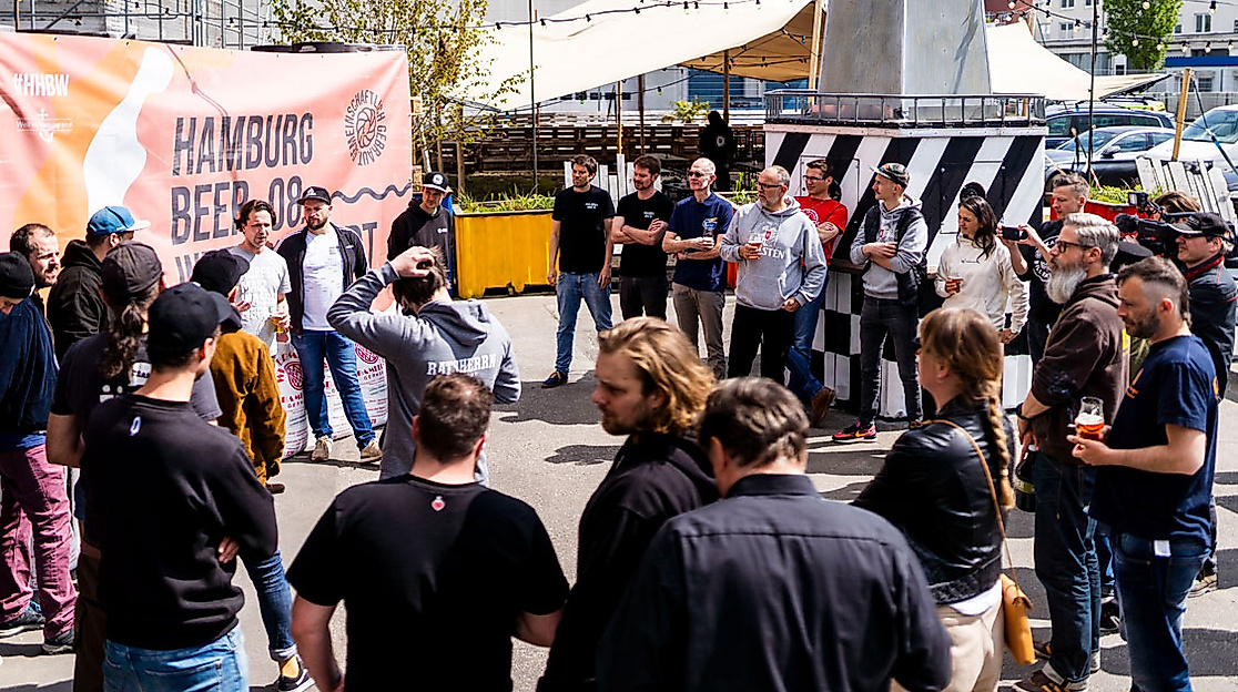 Gruppe von Menschen bei Verkostung und Austausch auf der Hamburg Beer Week im Freien