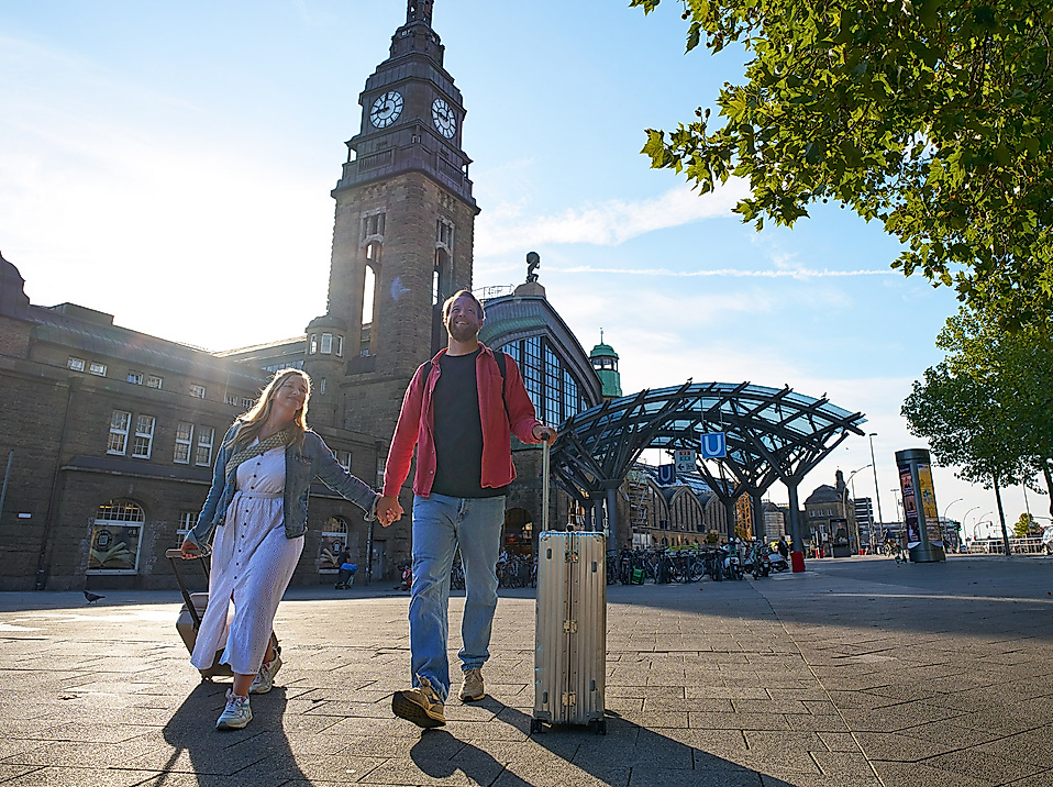 Paar mit Koffern im Hintergrund Hauptbahnhof Hamburg