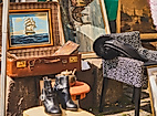 Stiefel, Bilder und Antiquitäten an einem bunten Verkaufsstand auf dem Flohmarkt Flohschanze in Hamburg