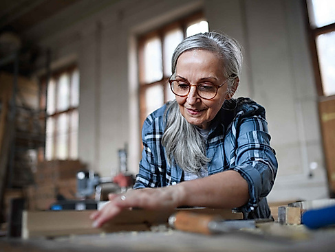 50jährige Frau bei handwerklicher Arbeit