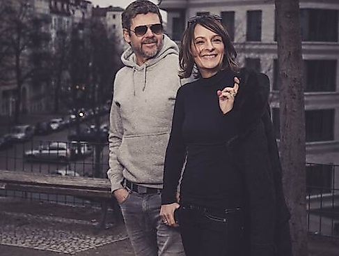 Blackbird - ein Duo aus Gesang, Violine, akustischer Gitarre und Elektronik.