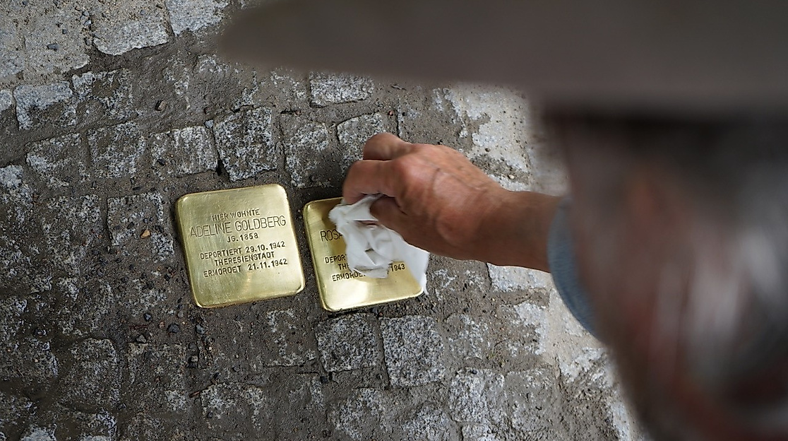Künstler Gunter Demnig bei einer Stolperstein-Verlegung