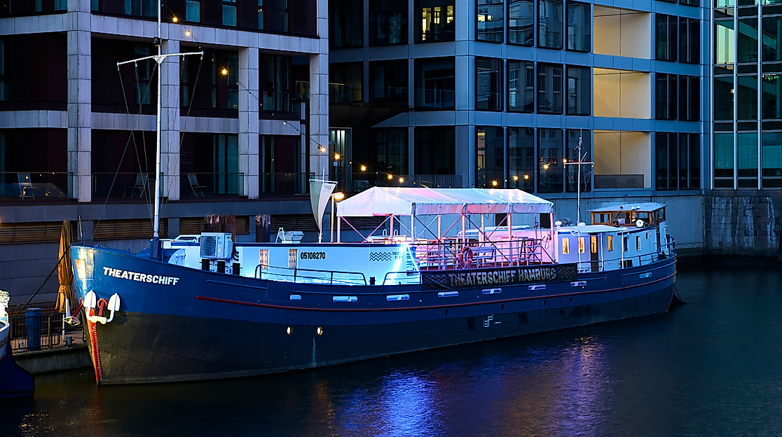 Theaterschiff vor Anker in Brunsbüttel
