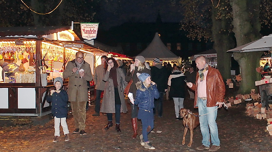 Das ganze Gut ist weihnachtlich mit Tannenbäumen geschmückt und erscheint in herrlichem Lichterglanz.