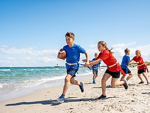 Strand-Footballspiel der Kinder