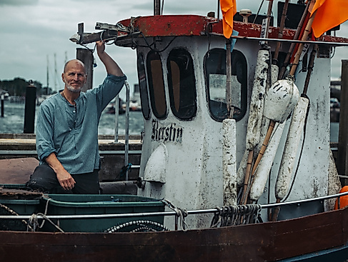 fischeramt-neustadt-in-holstein-mann-auf-boot-2024-talb-tjark-schloesser1