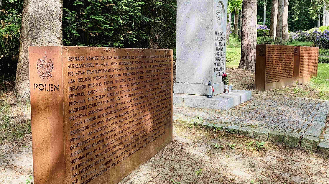 Tafeln mit Namen der polnischen Opfer auf dem Cap-Arcona-Ehrenfriedhof in Haffkrug.