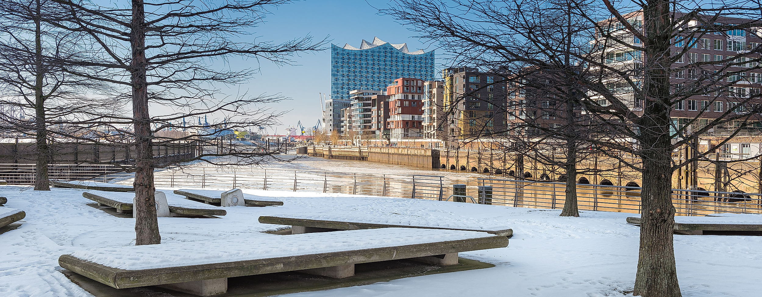 Verschneite Marc O’Polo Terrassen in der HafenCity mit Blick auf die Elbphilharmonie im Winterlicht