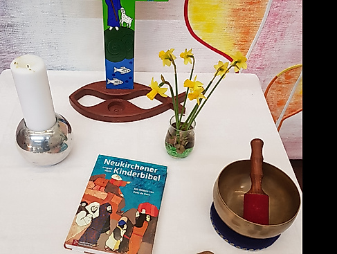 Kinderaltar - Kreuz, Kinderbibel, Klangschale, Kerze, Blumen