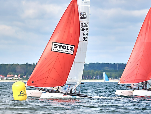 Formula 18 Katamarane im Zweikampf beim Tonnenmanöver