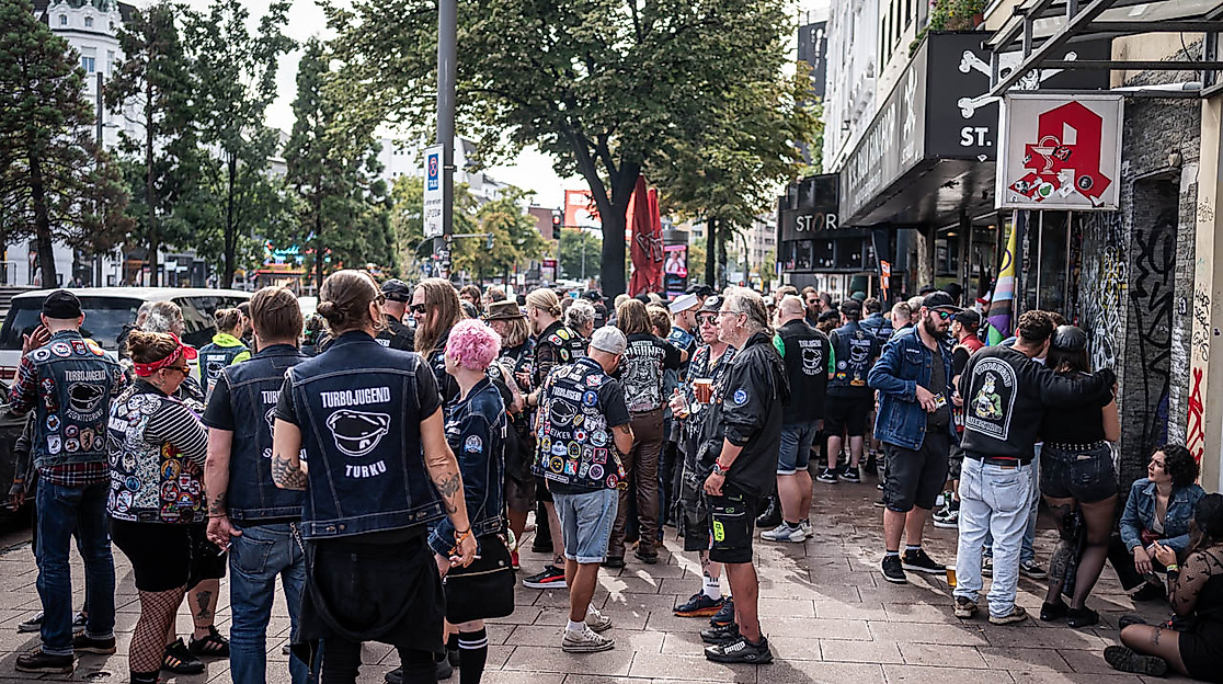 Versammlung von Menschen in Jeanswesten