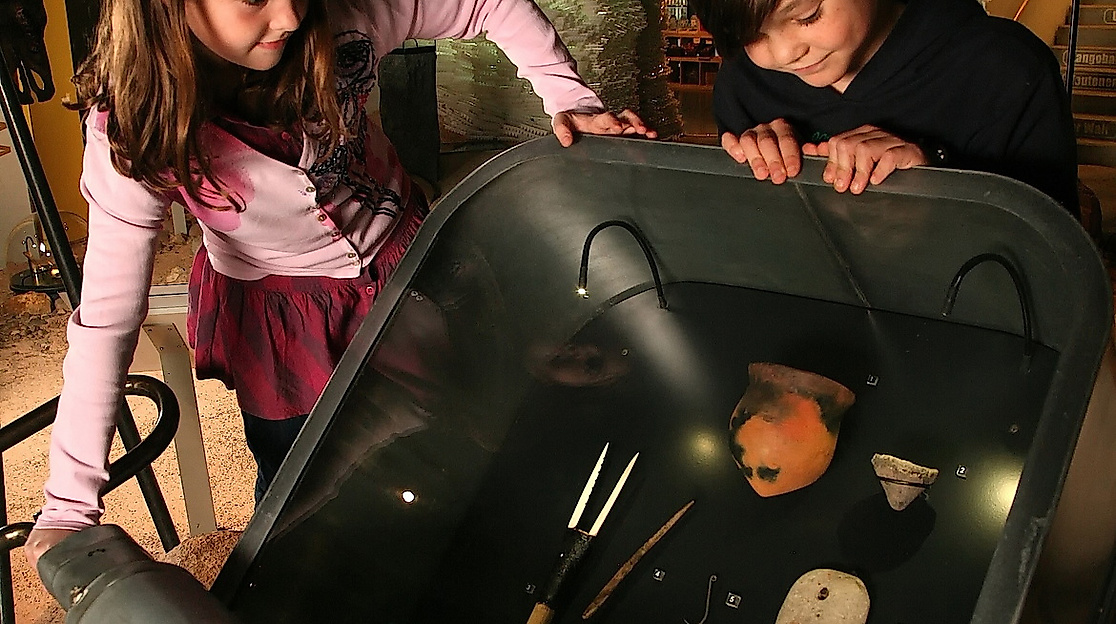 Kinder auf Spurensuche in der Ausstellung