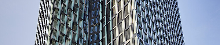 Tanzende Türme auf St. Pauli vor blauem Himmel als modernes Wahrzeichen Hamburgs