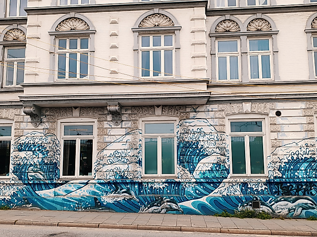 Historische Hausfassade mit blauer Street Art im Wellenmotiv an der unteren Etage in Hamburg