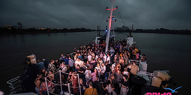Queere Bootsparty „Pride Ahoi“ auf der Elbe bei Hamburg – Community feiert Vielfalt auf dem Wasser
