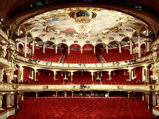 Prächtig dekorierter Zuschauerraum des Deutschen Schauspielhauses Hamburg mit roten Samtsesseln und Deckengemälde