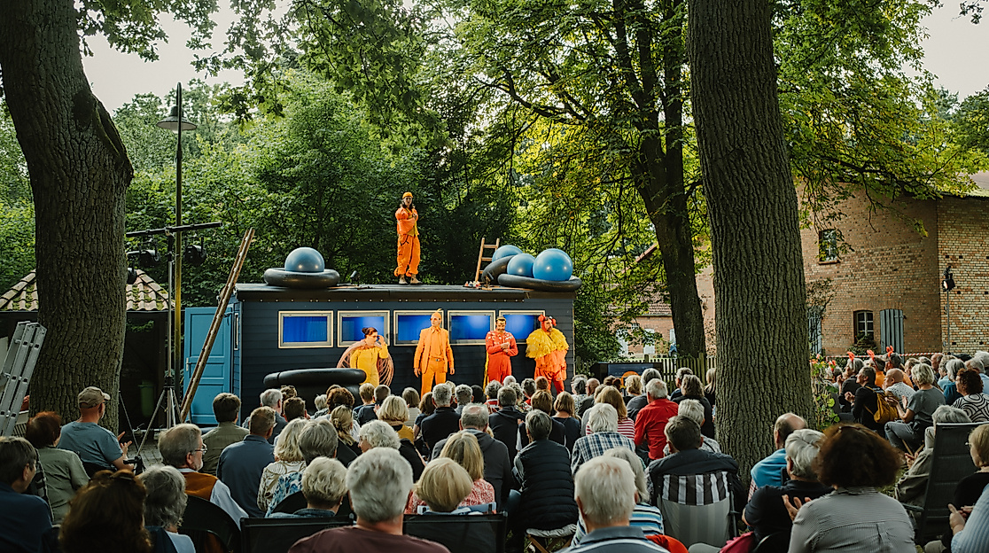 Jahrmarkttheater unterwegs - "Songs for Aliens" auf Burg Bodenteich