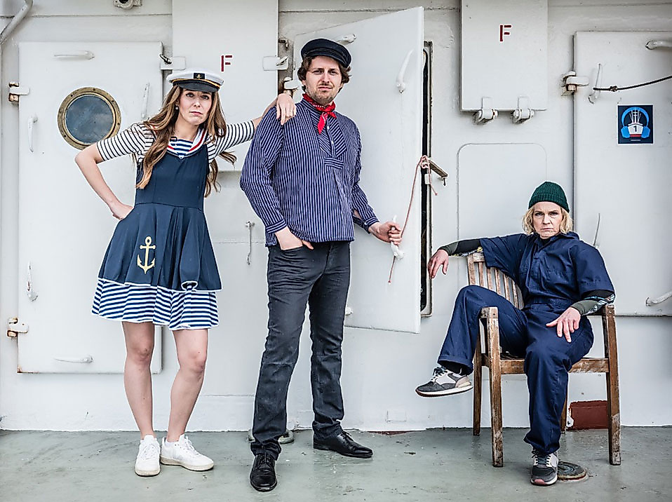 Drei Schauspieler:innen in maritimen Kostümen beim Improtheater „Seemannsgarn“ auf der Cap San Diego