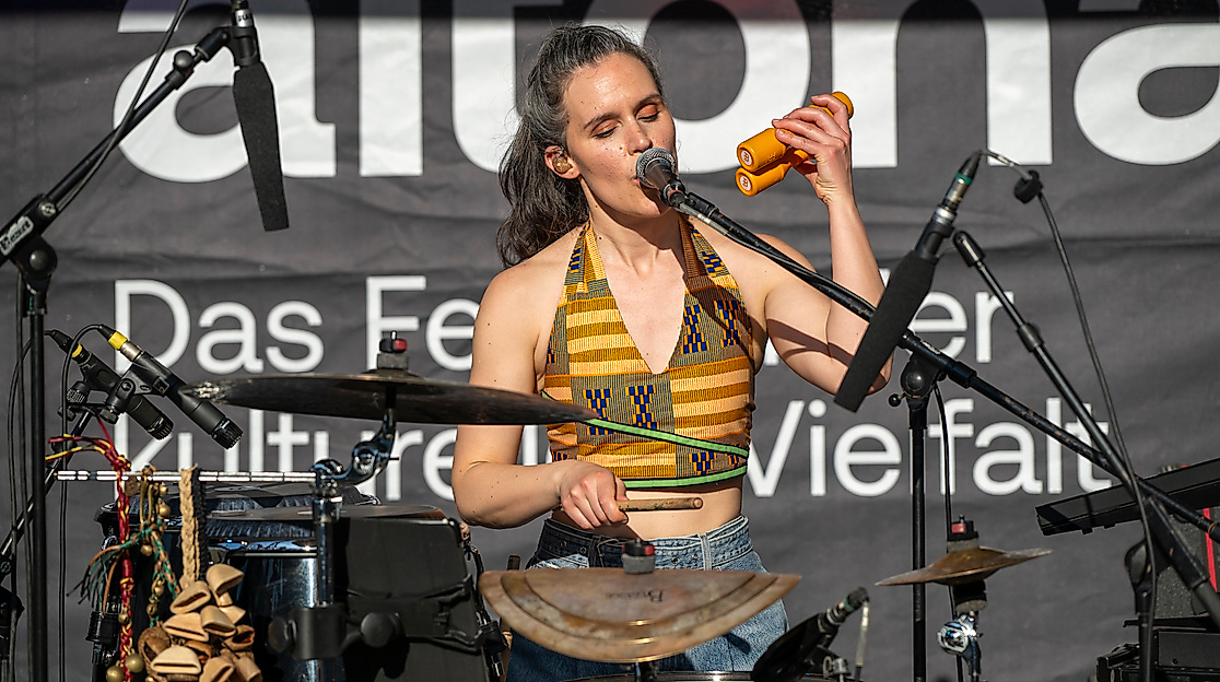 Musikerin spielt auf altonale