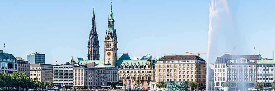 Binnenalster in Hamburg bei Sonne mit Rathaus im Hintergrund
