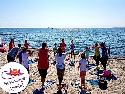 Familienyoga am Strand