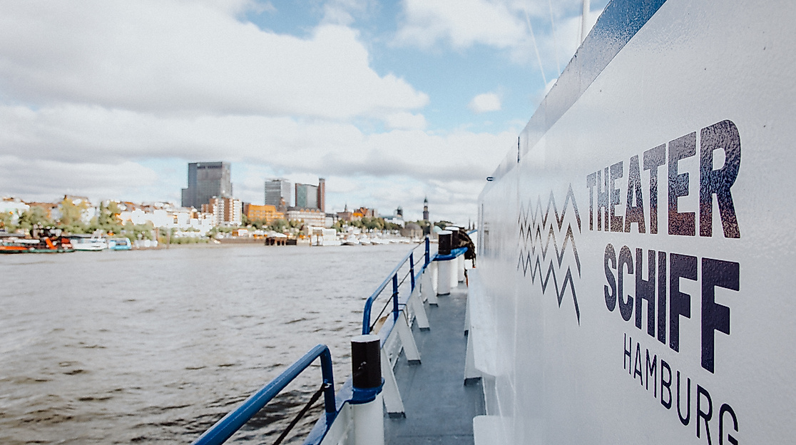 Theaterschiff Hamburg auf der Elbe