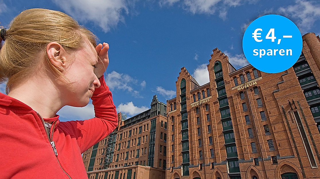 Frau blickt auf Fassade des Maritimen Museums in Hamburg