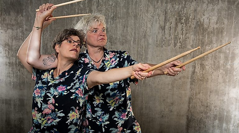 Das Duo A Quadrat mit ihren Schlagzeugstöcken (c) R. Schönthaler