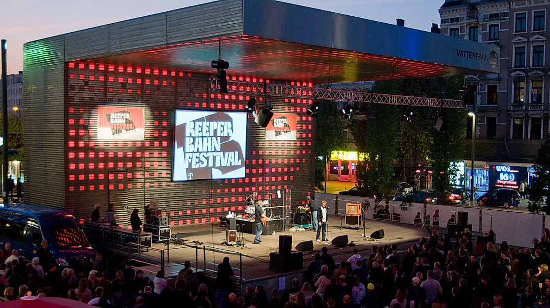 Open-Air-Bühne beim Reeperbahn Festival mit Livemusik und großem Publikum am Abend