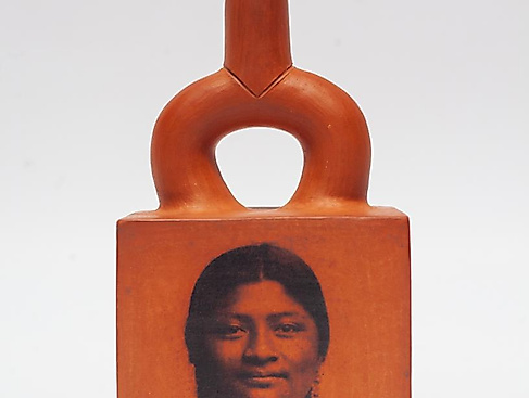Foto-Keramik mit Porträt von Mercedes Niquen aus der Fotosammlung von H. H. Brüning