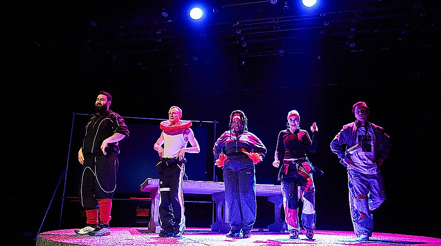 Keine Aufstiegsgeschichte
                                - Stückentwicklung von Marco Damghani, Olivier David und Ensemble