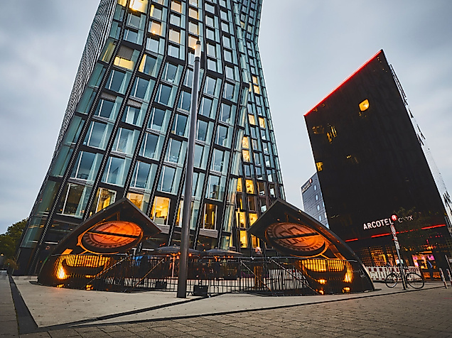 Eingangsbereich des ARCOTEL Onyx im Sockel der Tanzenden Türme an der Reeperbahn bei Abendstimmung