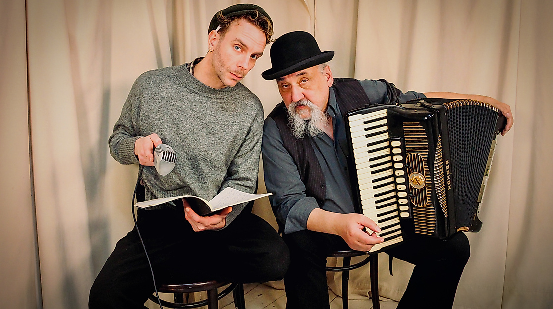 Musikalisches Duo mit Mikrofon und Akkordeon