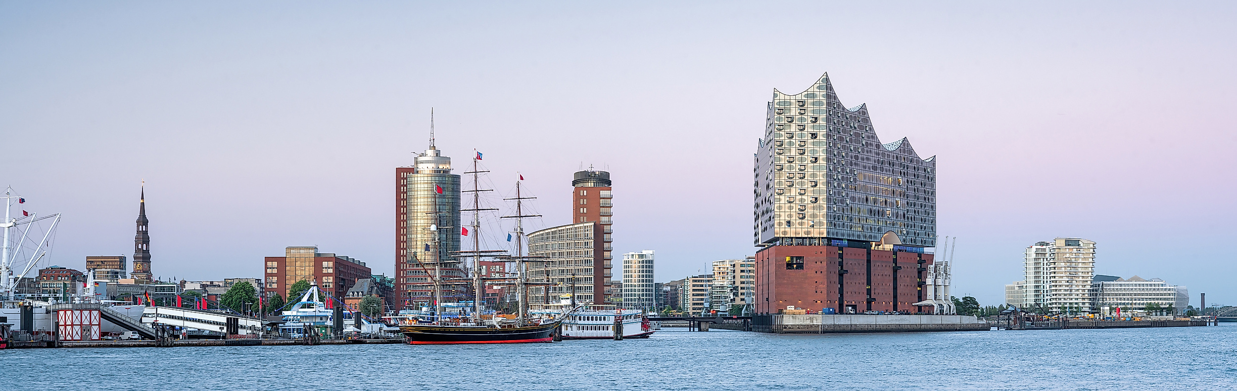 Hamburg Skyline mit Elbphilharmonie und Michel von der gegenüberliegenden Elbseite