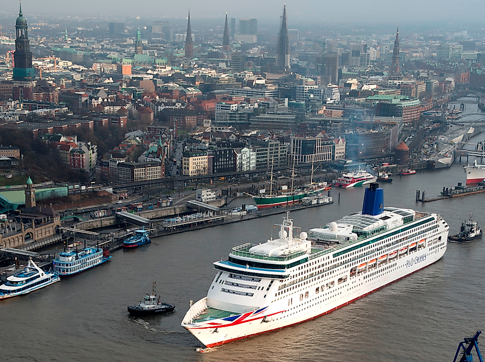 Kreuzfahrtschiff Aurora verlässt den Hamburger Hafen, im Hintergrund die historische Stadtsilhouette