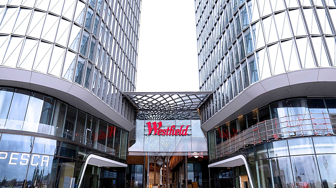 Eingangsbereich des Westfield Überseequartiers zwischen zwei modernen Glastürmen in der Hamburger HafenCity.