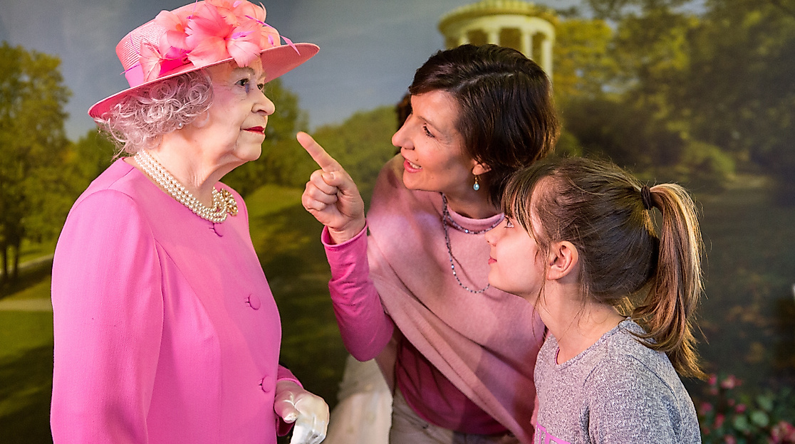 Wachsfigur Elisabeth II. mit Besuchern