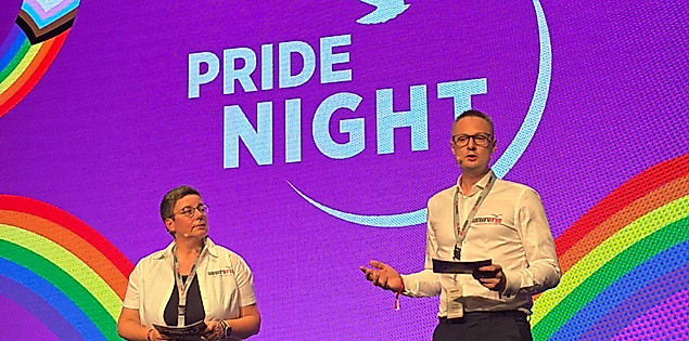 Bühne mit zwei Redner:innen bei der Pride Night Hamburg – queere Sichtbarkeit und gesellschaftlicher Dialog