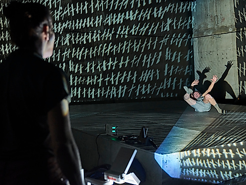 Eine Frau flieht vor einer Nachricht