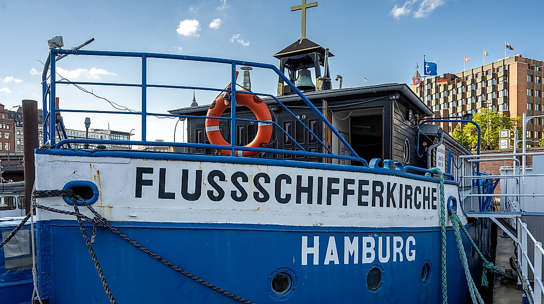Die Flussschifferkirche am Anleger Kajen