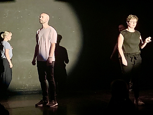 "Into the Nowhere“ - Klassisches Theater trifft Improvisation - Klassisches Theater trifft Improvisation