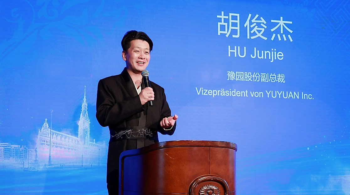 Hu Junjie, Vizepräsident von YUYUAN Inc., spricht anlässlich des 40-jährigen Jubiläums der Städtepartnerschaft Hamburg–Shanghai im Yu Garden Hamburg